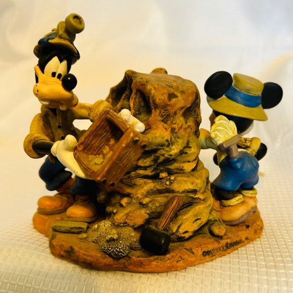 Animal Kingdom  Big Dig in the Boneyard Collectible - - Picture 3 of 4